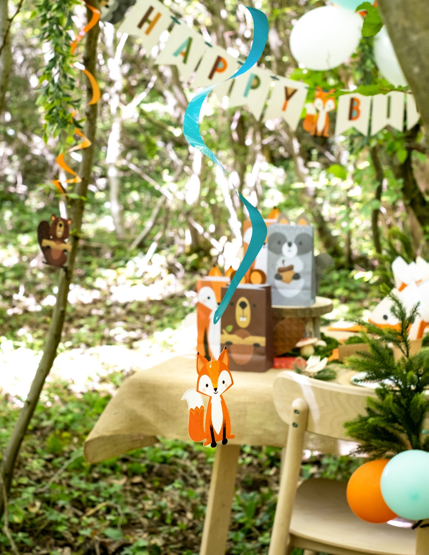 Mise en situation des 5 suspensions en spirales animaux de la forêt pour anniversaire