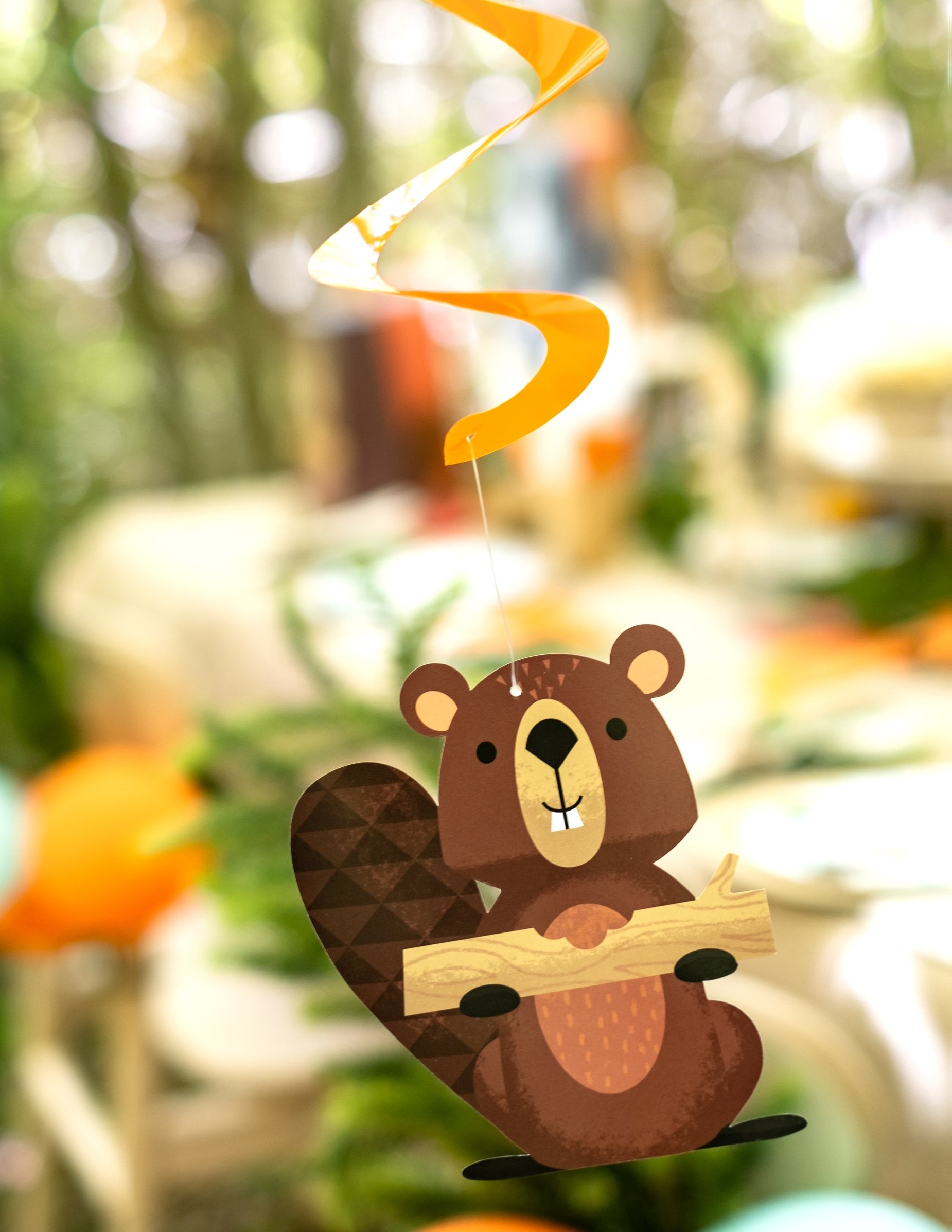 Gros plan sur le castor des 5 suspensions en spirales animaux de la forêt pour anniversaire