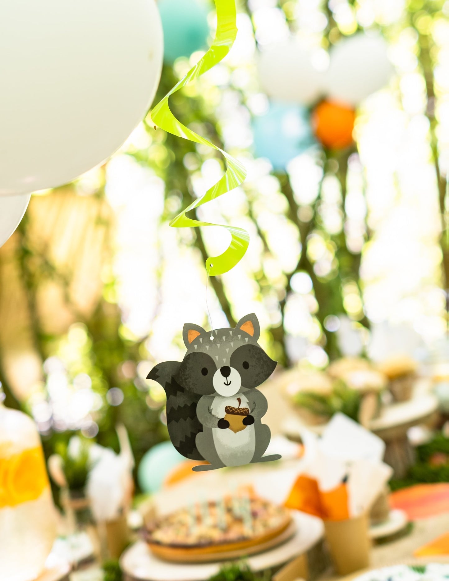 Gros plan sur le raton laveur des 5 suspensions en spirales animaux de la forêt pour anniversaire