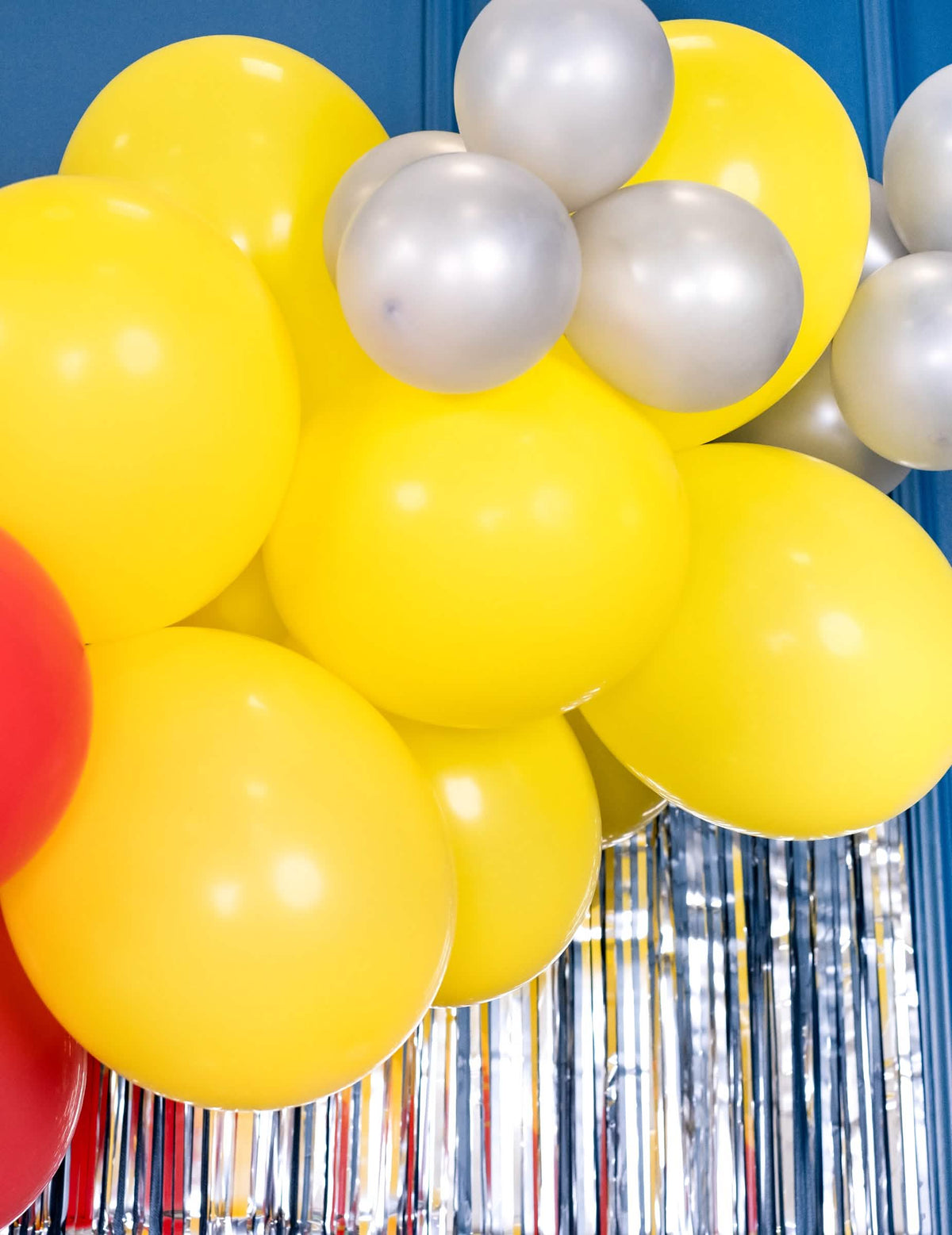 Detailný záber na usporiadanie 50 žltých balónov