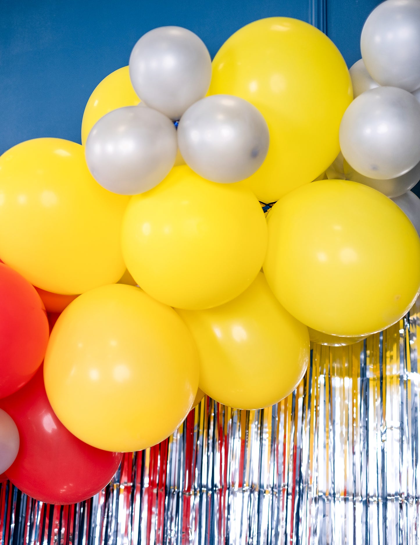 Gros plan sur l'assemblage des Ballons de fête pour décoration jaune