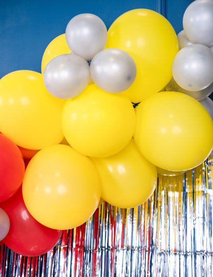 Gros plan sur l'assemblage des Ballons de fête pour décoration jaune