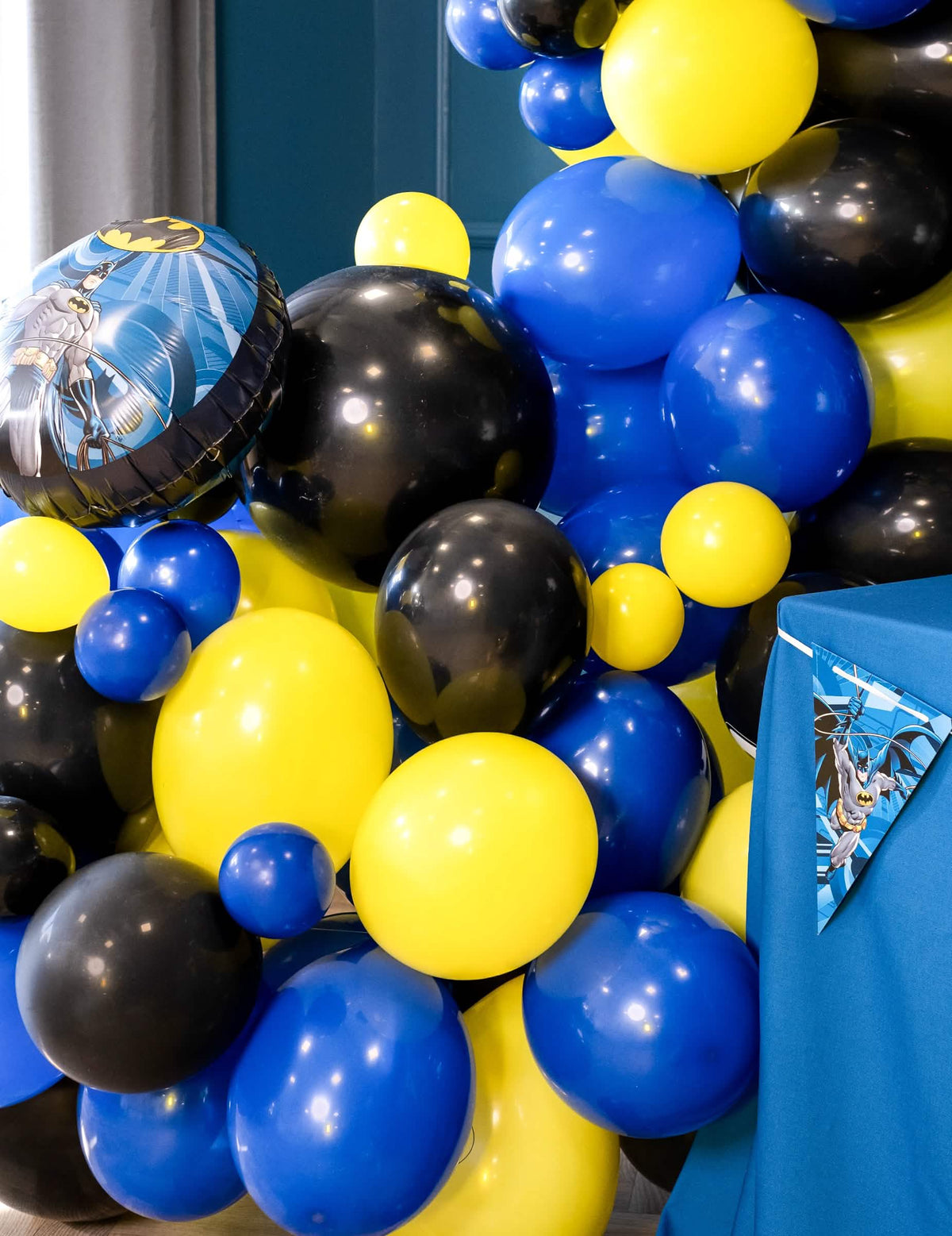 Umiestnenie do oblúka z balónov Batman z 50 žltých balónov