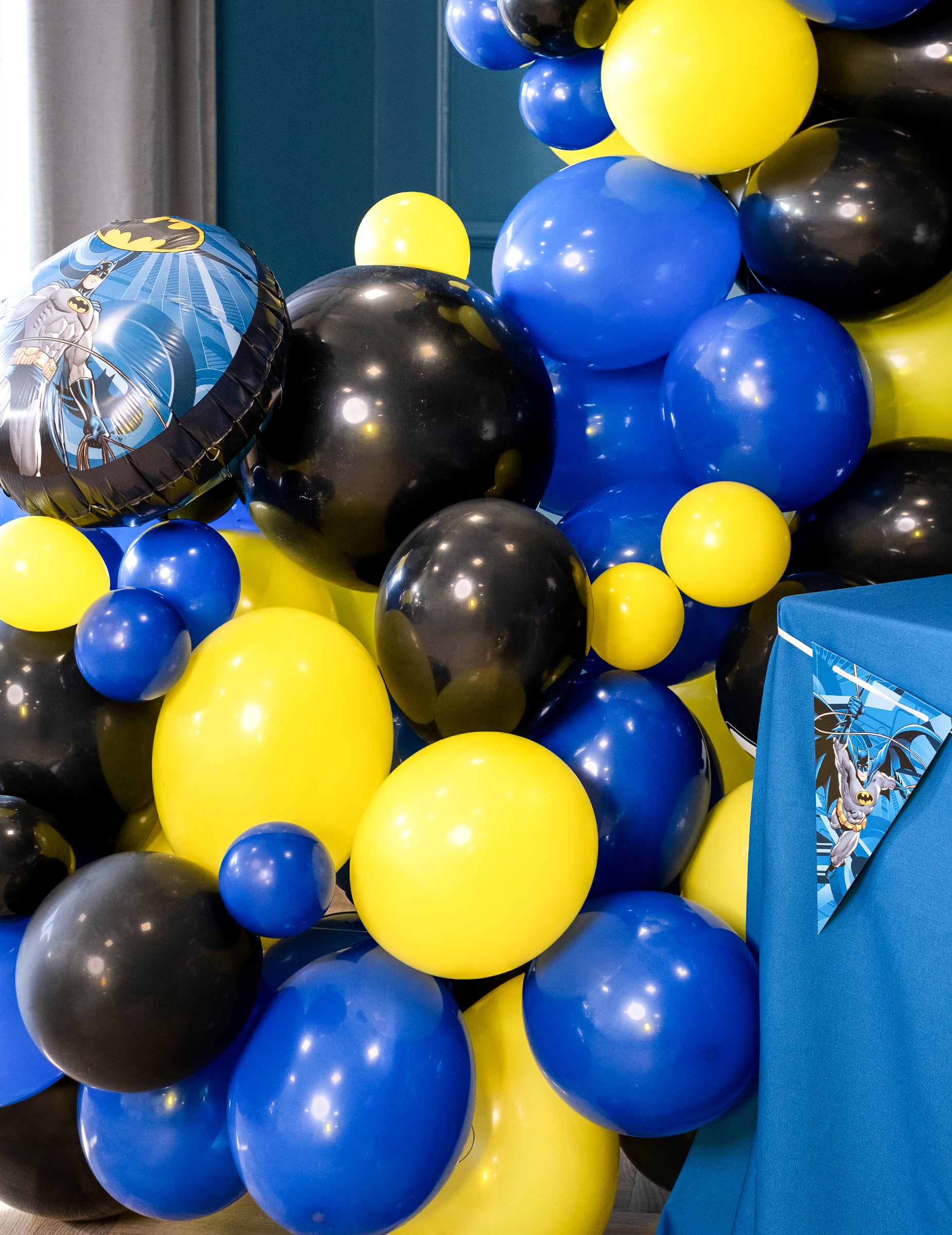 Mise en situation dans une arche de ballons Batman des 50 ballons jaunes