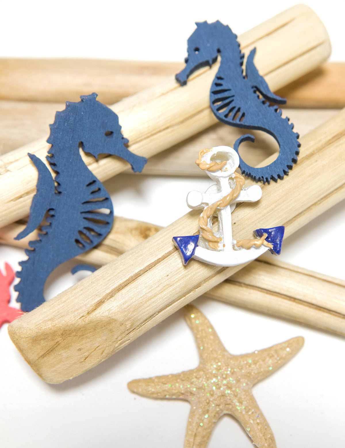 Mise en situation des ancres en résine thème marine pour décoration de fête