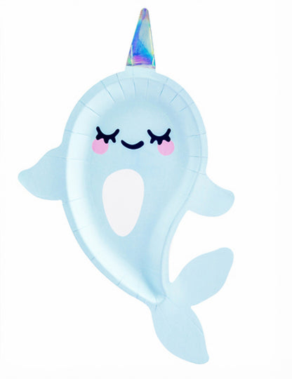 6 modrých kartónových tanierov v tvare morského jednorožca narvala, 18,5 x 29 cm