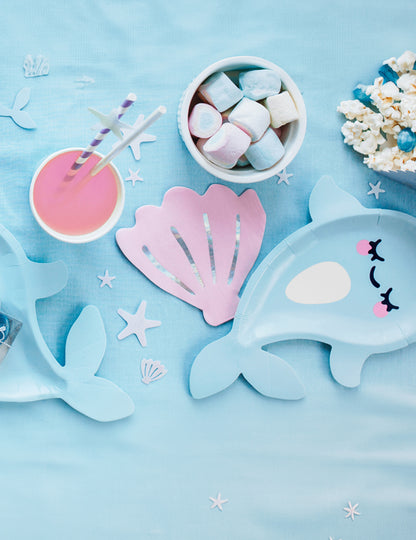 6 modrých kartónových tanierov v tvare morského jednorožca narvala, 18,5 x 29 cm