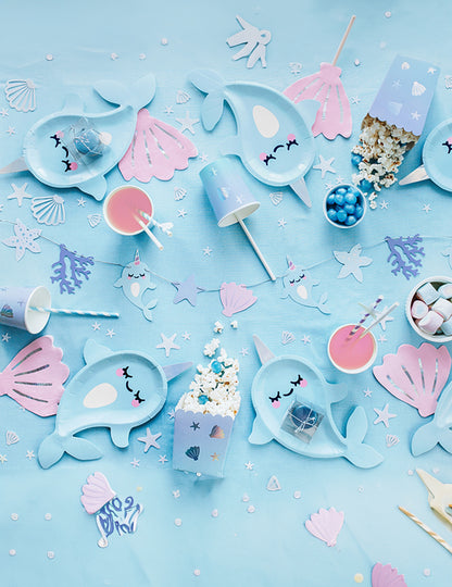 6 modrých kartónových tanierov v tvare morského jednorožca narvala, 18,5 x 29 cm