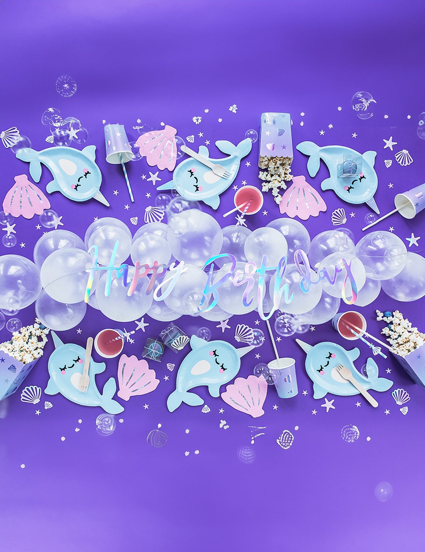 6 modrých kartónových tanierov v tvare morského jednorožca narvala, 18,5 x 29 cm