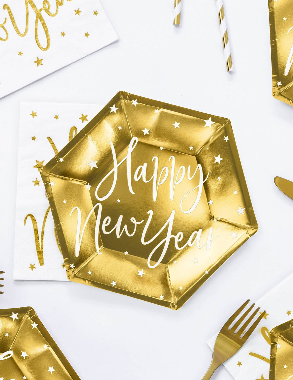 Umiestnenie na slávnostnom stole kartónové taniere Happy New Year