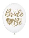 Gros plan sur l'inscription dorée des ballons transparents bride to be pour décoration evjf