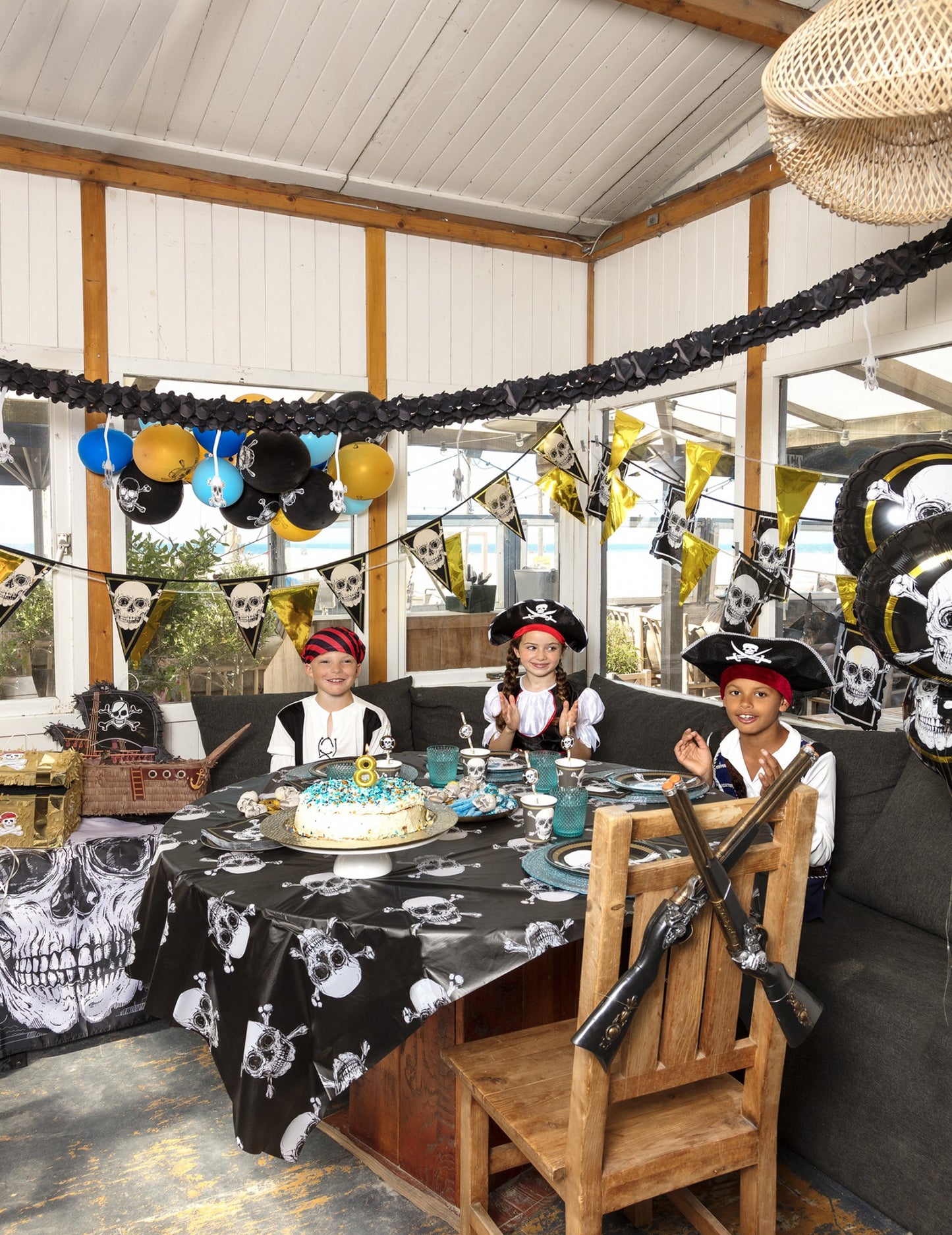 Situácia na oslave narodenín s pirátskymi latexovými balónikmi