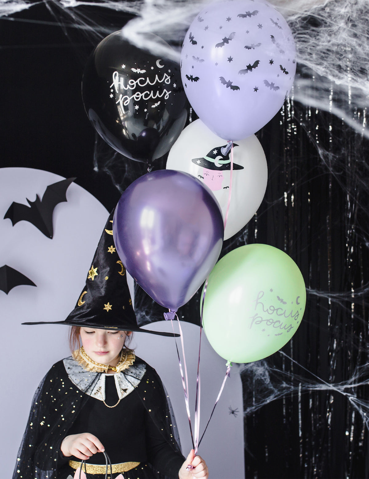 Mise en situation des 6 ballons en latex sorcière Halloween