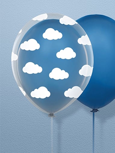 Gros plan sur le motif des ballons en latex naturel nuages transparents et blancs