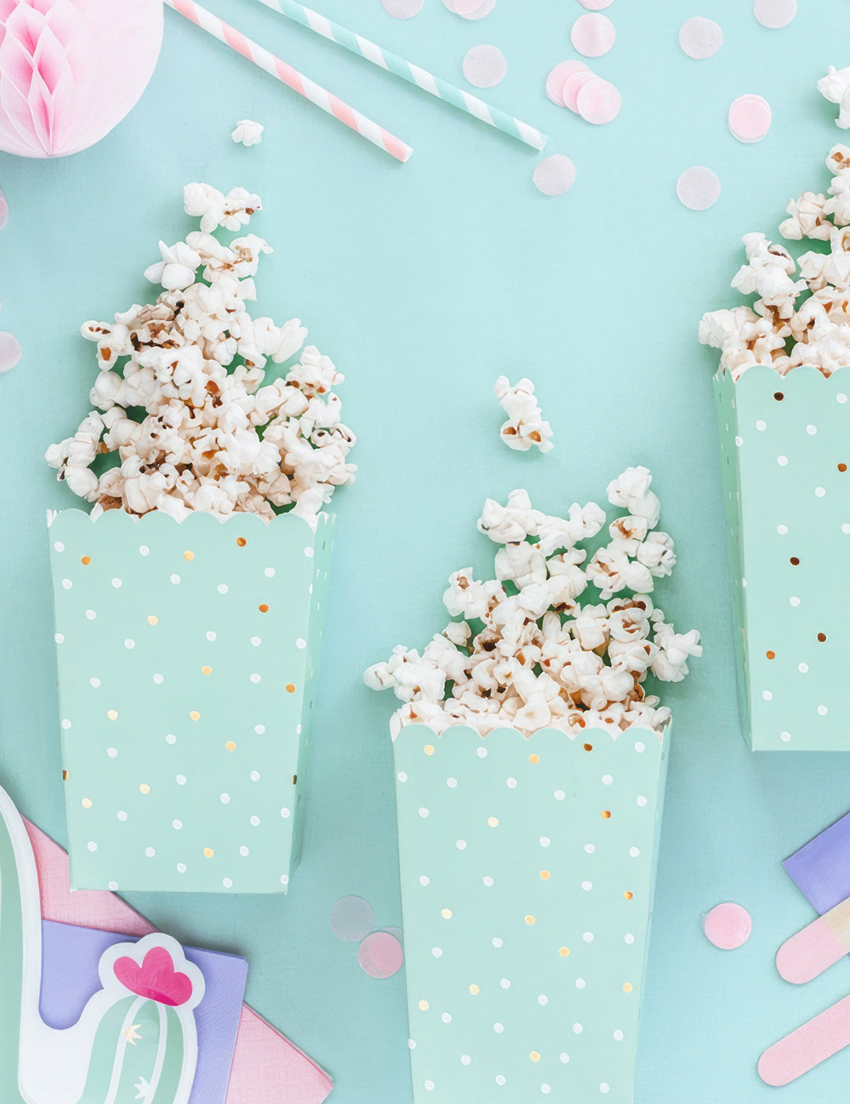 6 mätovo sfarbených kartónových krabíc na popcorn s bielymi a zlatými bodkami