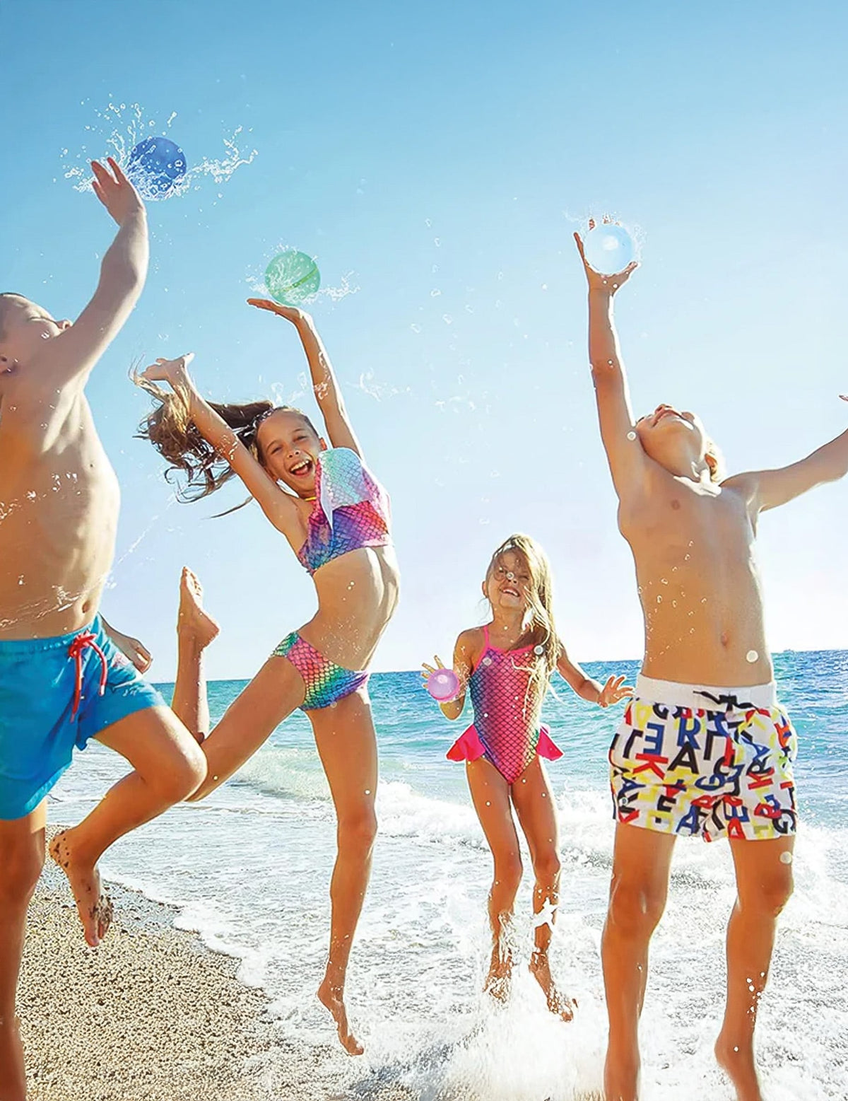 Mise en situation à la plage des bombes à eau réutilisables pour enfant