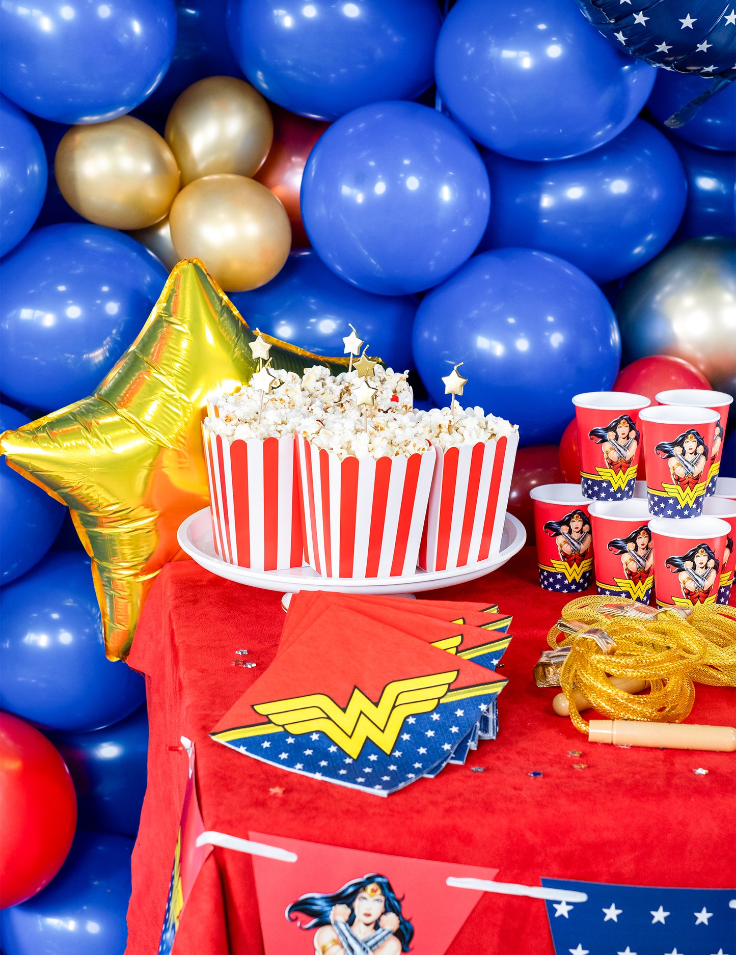 6 sviečok na zlatých ozdobách na tortu v tvare hviezdy