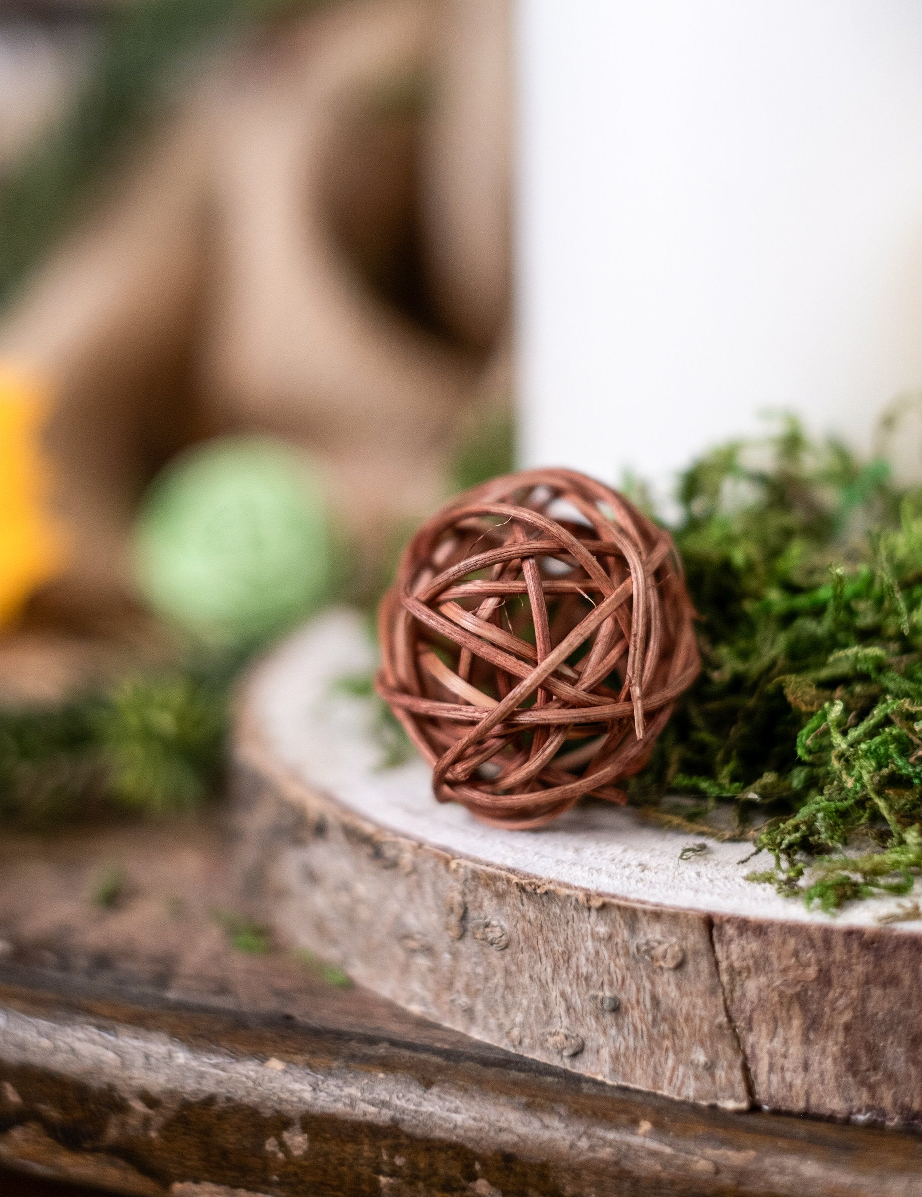 Detail na hnedú guľu na drevenej základni kôšových dekoratívnych gúľ na oslavu