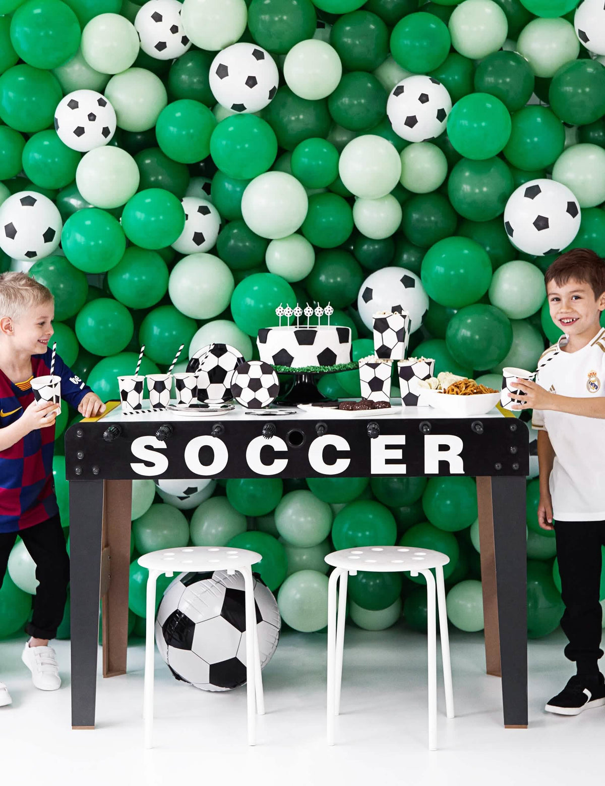 Zinscenovanie párty dekorácie pozvánkové karty futbalové topánky