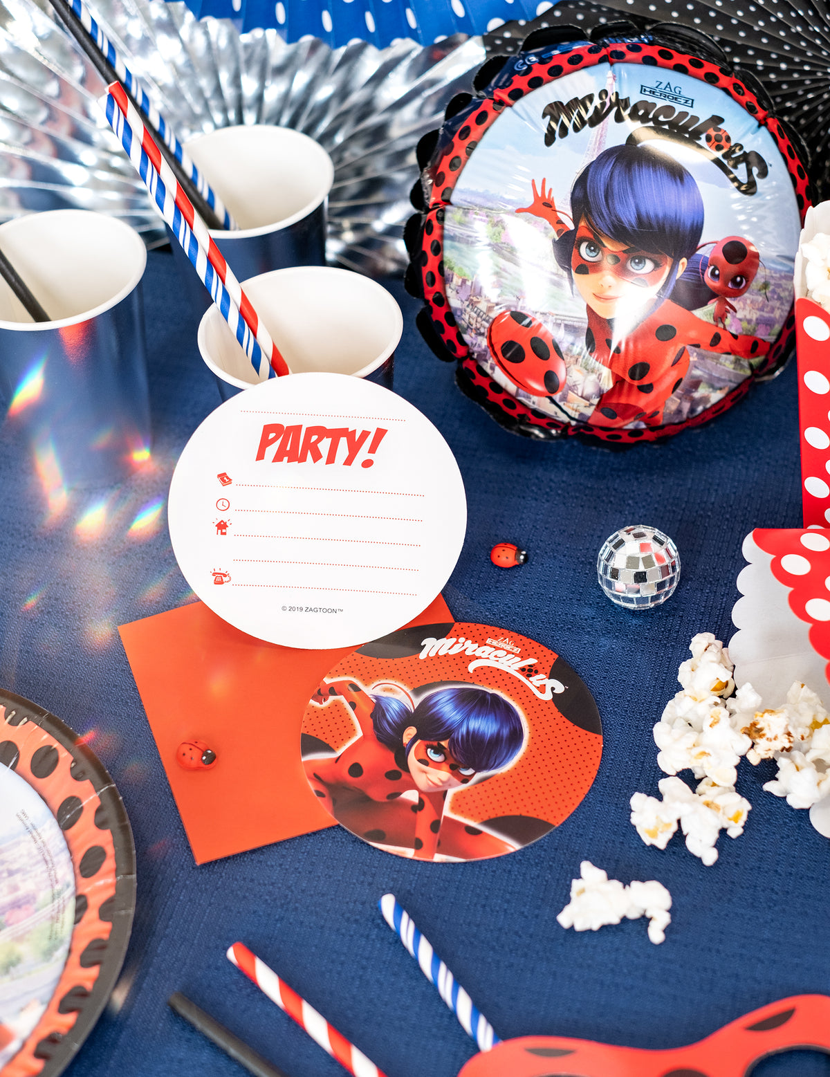 Mise en scène des 6 cartons d'invitation avec enveloppes Miraculous Ladybug