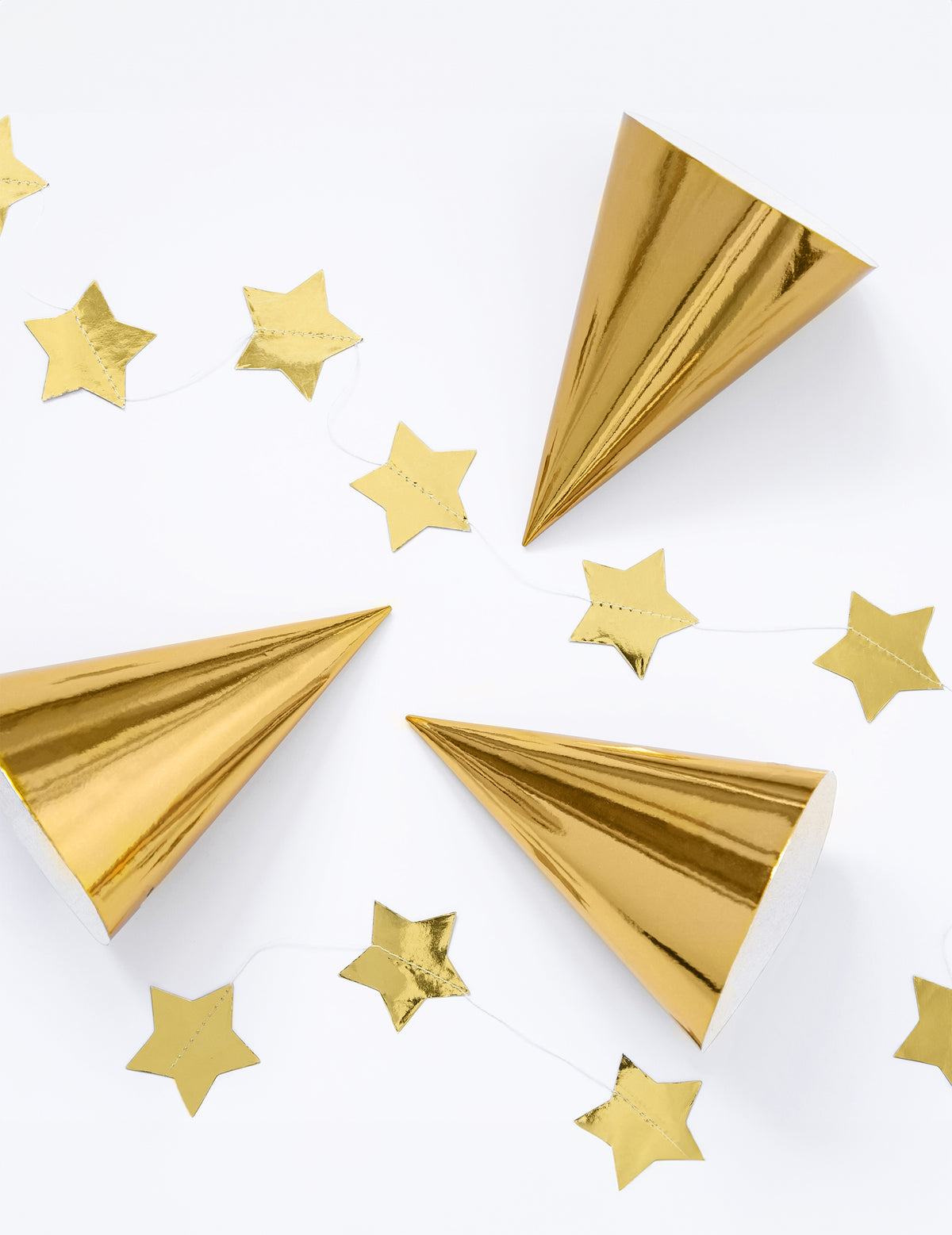 Plusieurs exemplaires du chapeau de fête en carton doré brillant