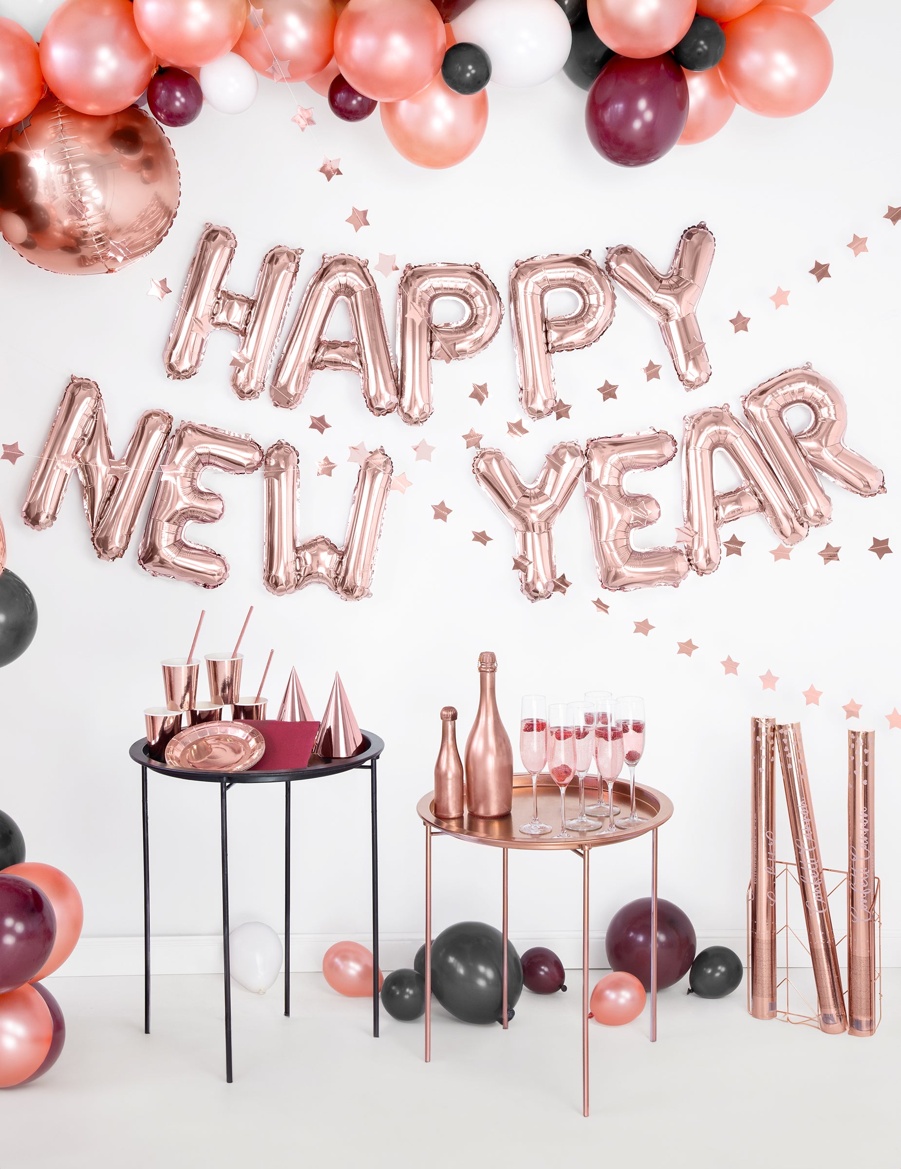 Mise en situation des chapeaux de fête pour anniversaire rose gold métallisé en carton