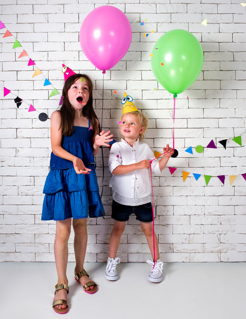 Mise en situation festive avec des enfants du chapeaux de fête petits monstres