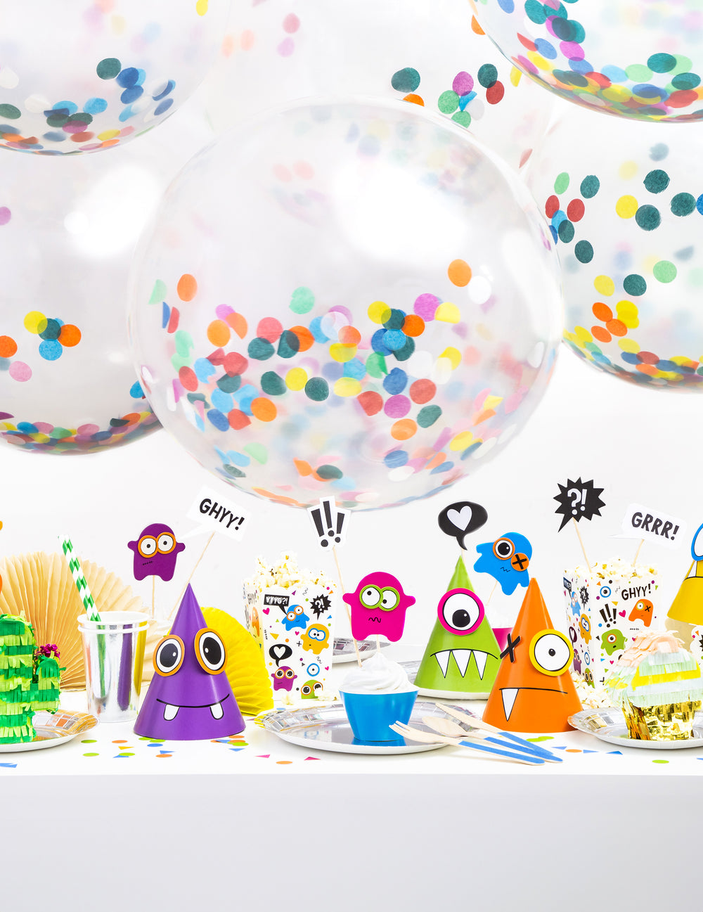 Mise en scène sur une table de fête du chapeaux de fête petits monstres