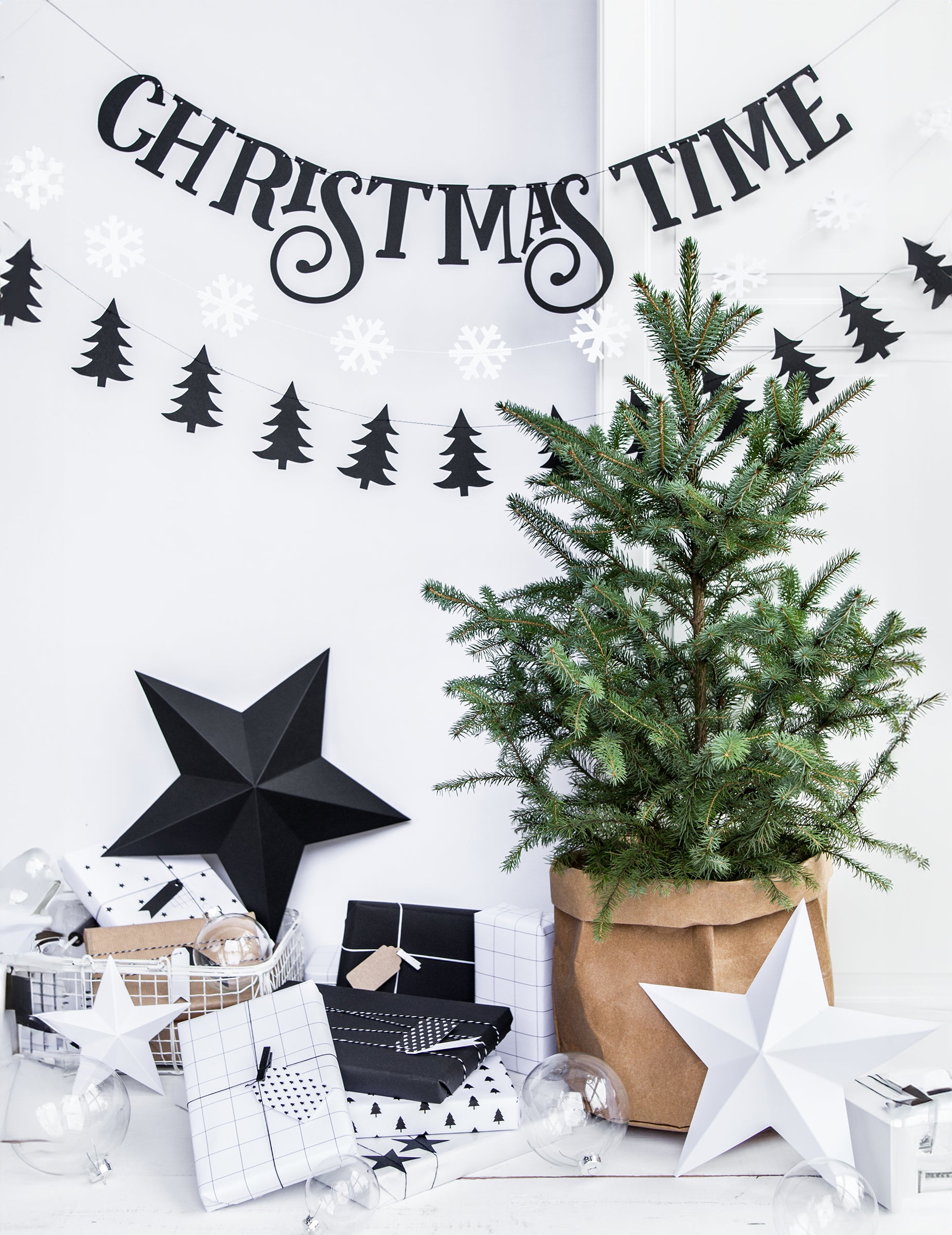 Ambiance au pied du sapin des étoiles à suspendre 3D pour noël