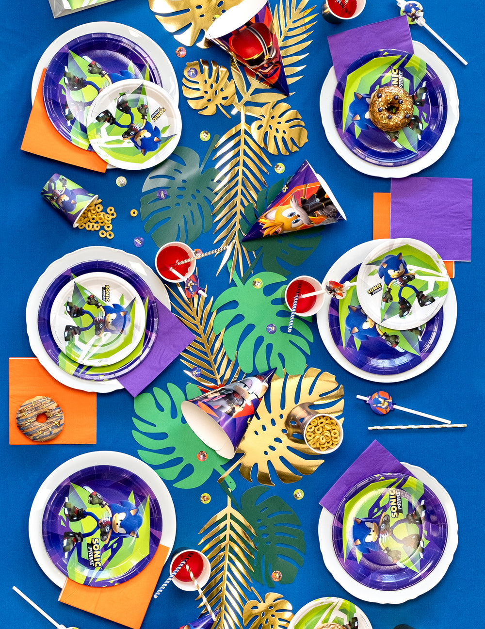 Mise en situation des feuilles tropicales en carton pour décoration de table