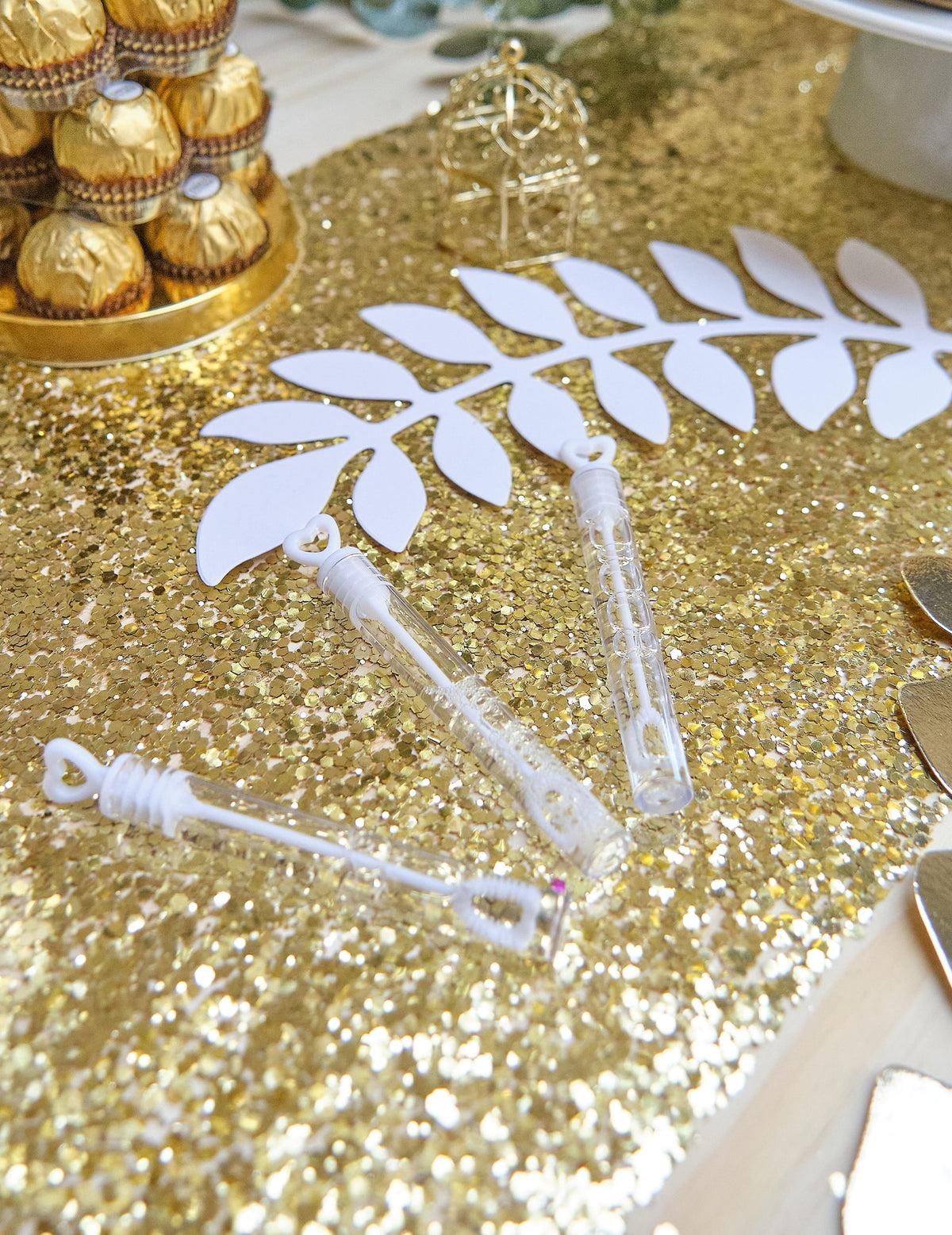 Mise en situation sur une table des flacons de bulles à savon mariage