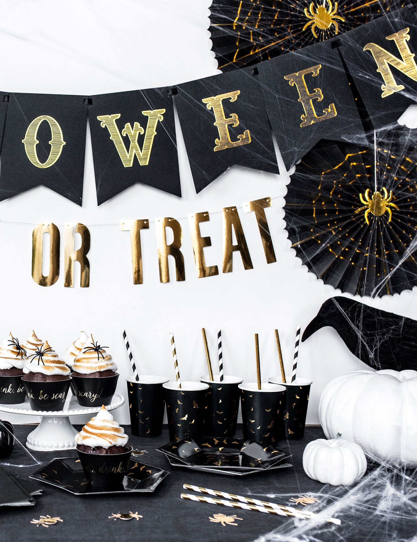 6 kartónových šálok čierny a zlatý obušok 220 ml