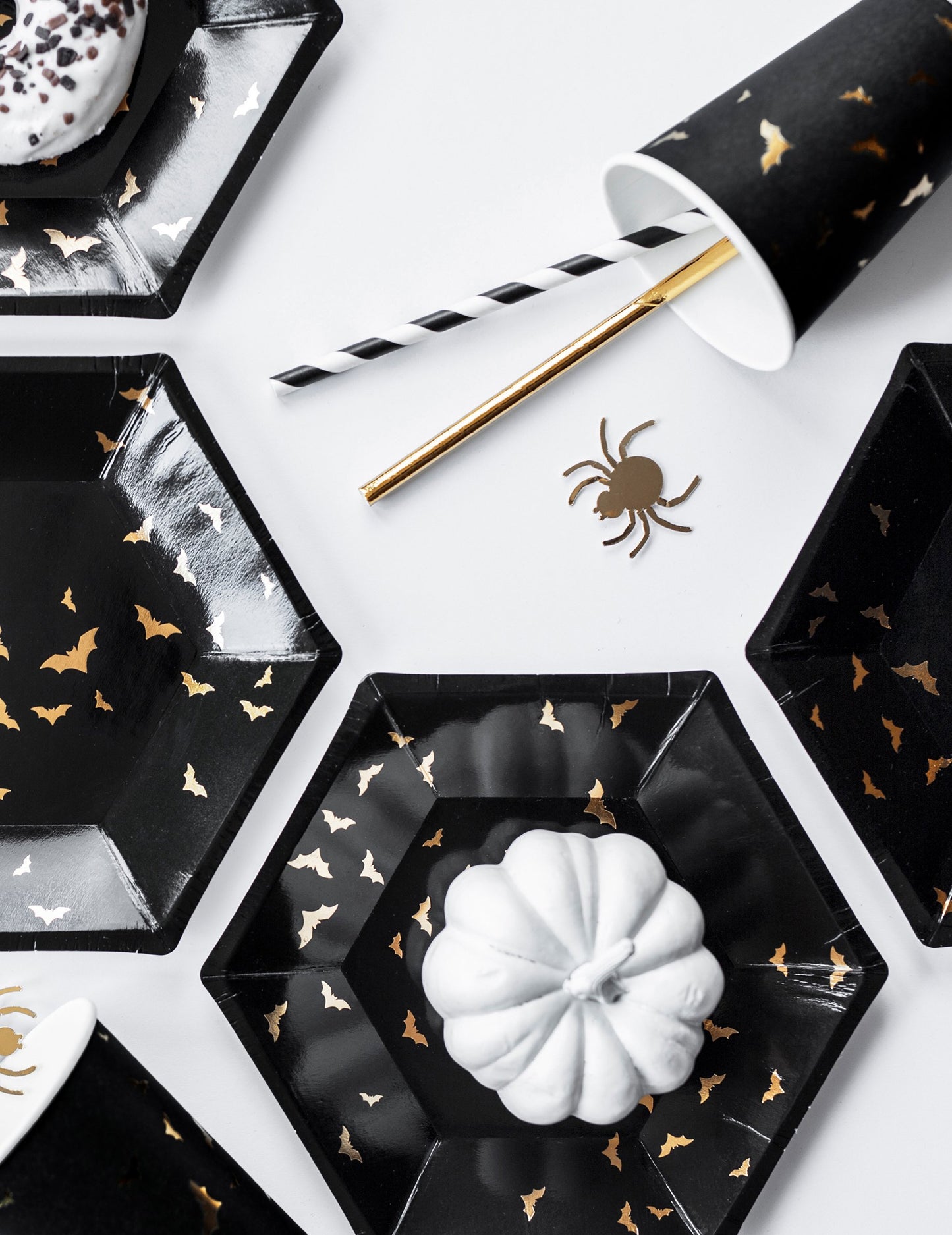 6 kartónových šálok čierny a zlatý obušok 220 ml