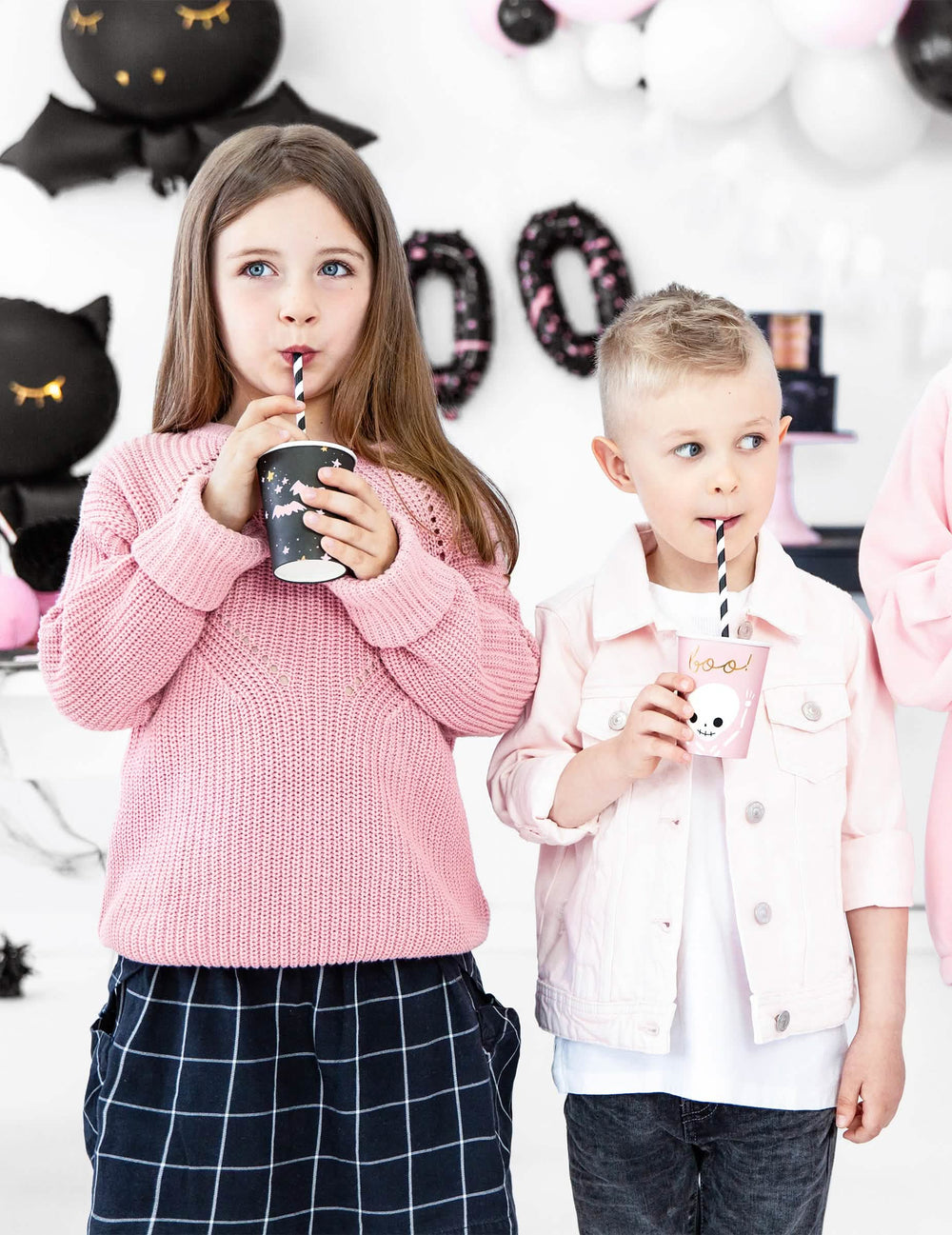 Deti používajúce papierové poháre na halloween