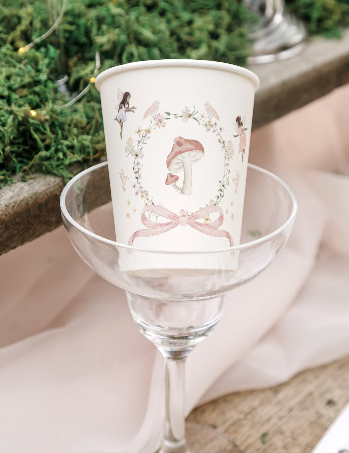 Gros plan sur le motif champignon des gobelets fée pour anniversaire