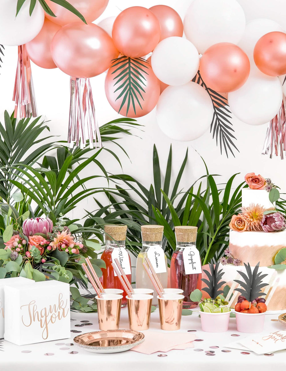 Mise en scène de buffet tropical des gobelets rose gold pour fête rose gold métallisé