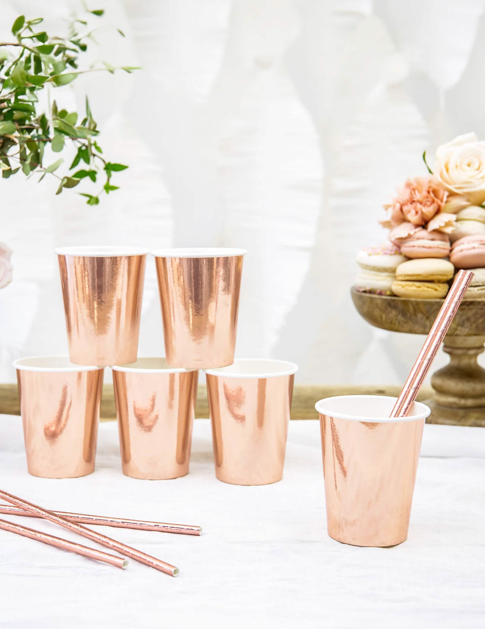 Mise en situation sur table des gobelets rose gold pour fête rose gold métallisé