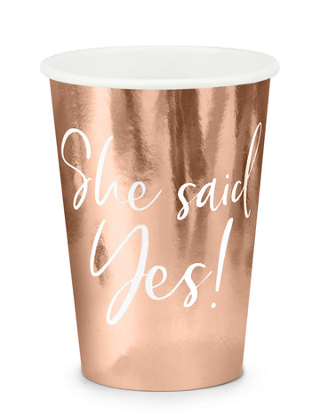 6 ružovo-zlatých kartónových pohárov „She Said Yes“ s objemom 220 ml na rozlúčku so slobodou