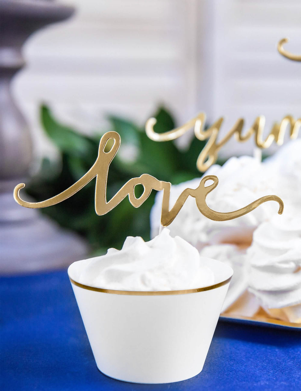 Veľký detail na zlatá cake topper love z papierových ozdôb na cupcakes na svadbu