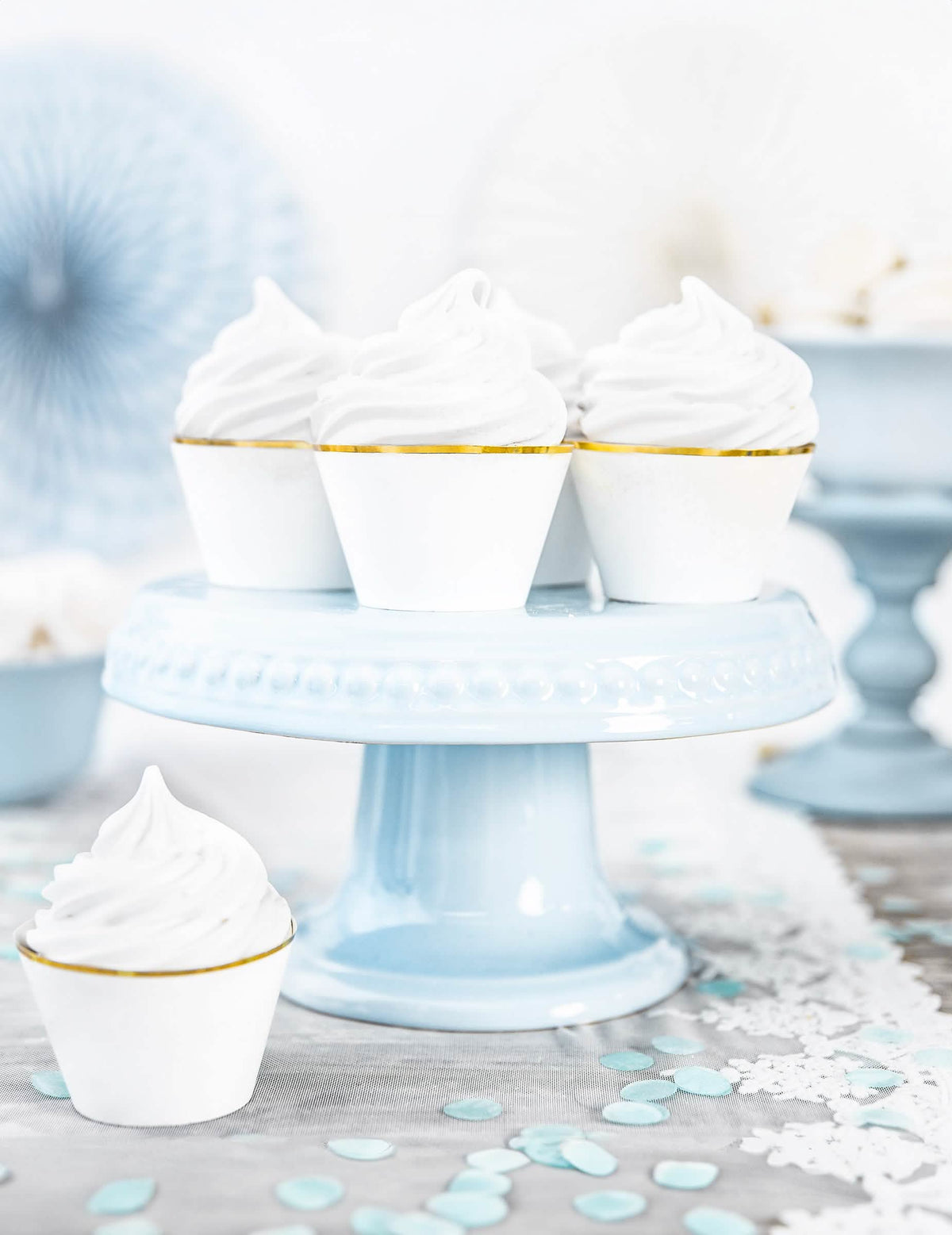 Pohľad na stojan na torty s papierovými dekoráciami na cupcakes na svadbu
