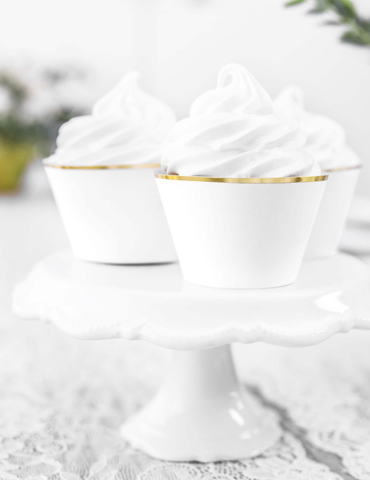 Detail na zlatá bordúru papierových obalov na cupcakes na svadbu