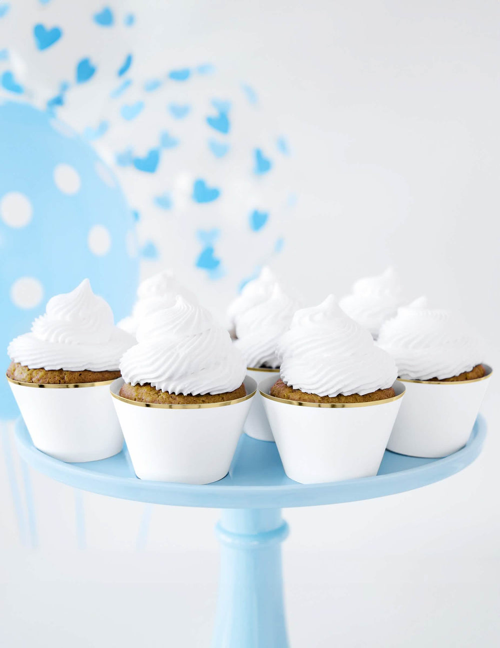 Scéna s modrými balóny, papierovými ozdobami na cupcakes na svadbu