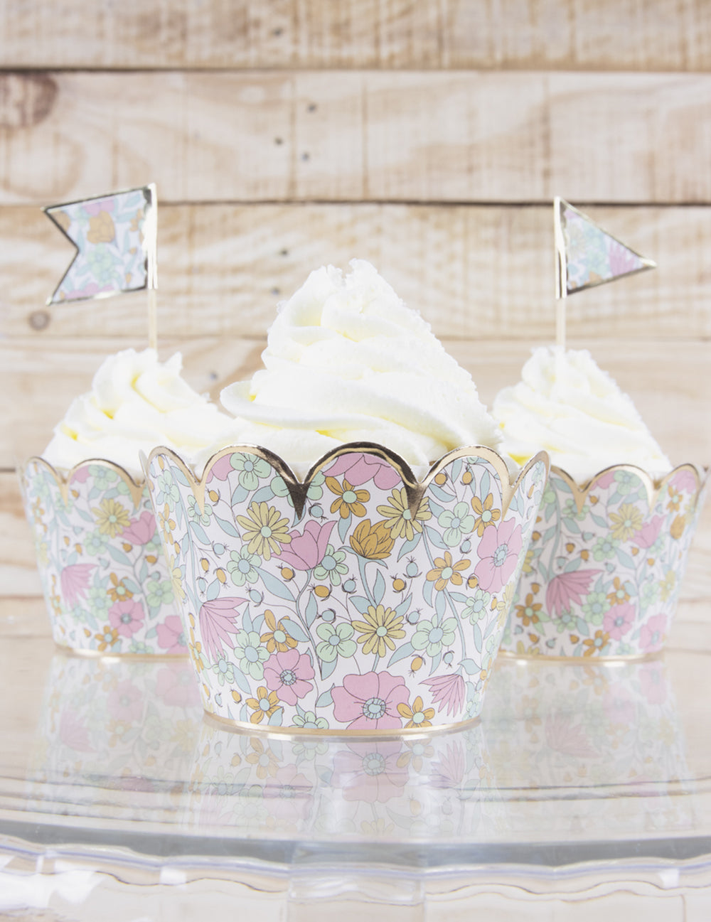 Mise en situation avec pics drapeaux des habillages moules à cupcake shabby à fleurs liberty