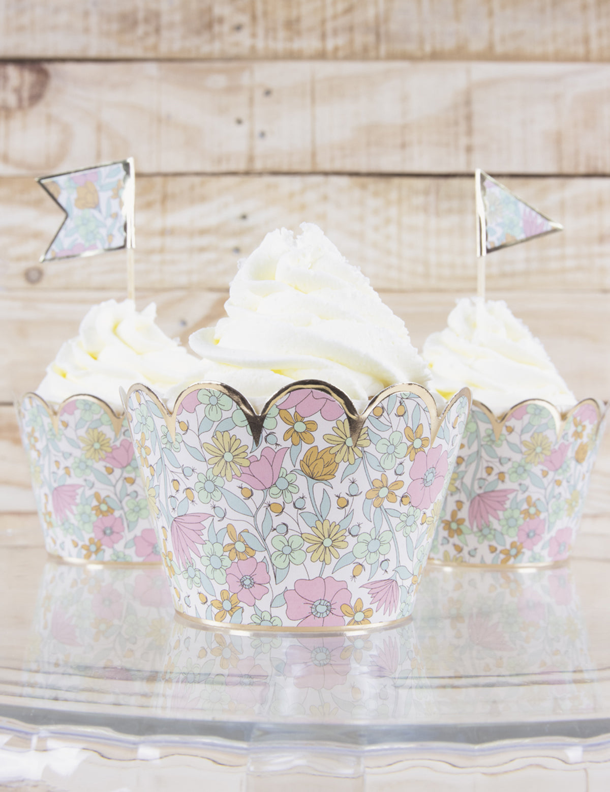 Mise en situation avec pics drapeaux des habillages moules à cupcake shabby à fleurs liberty