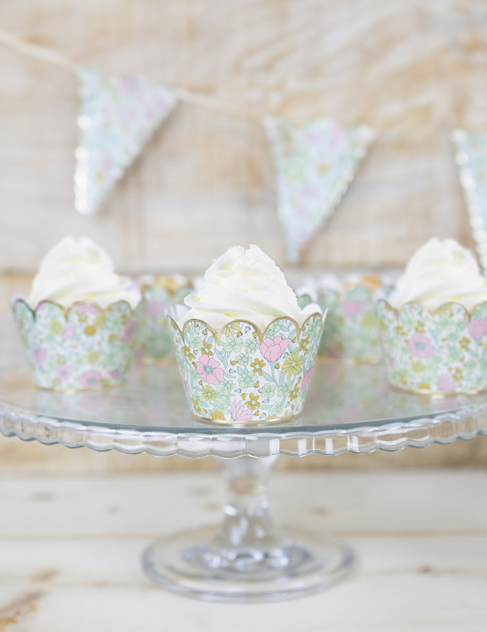 Mise en scène sur présentoir à gâteau des habillages moules à cupcake shabby à fleurs liberty