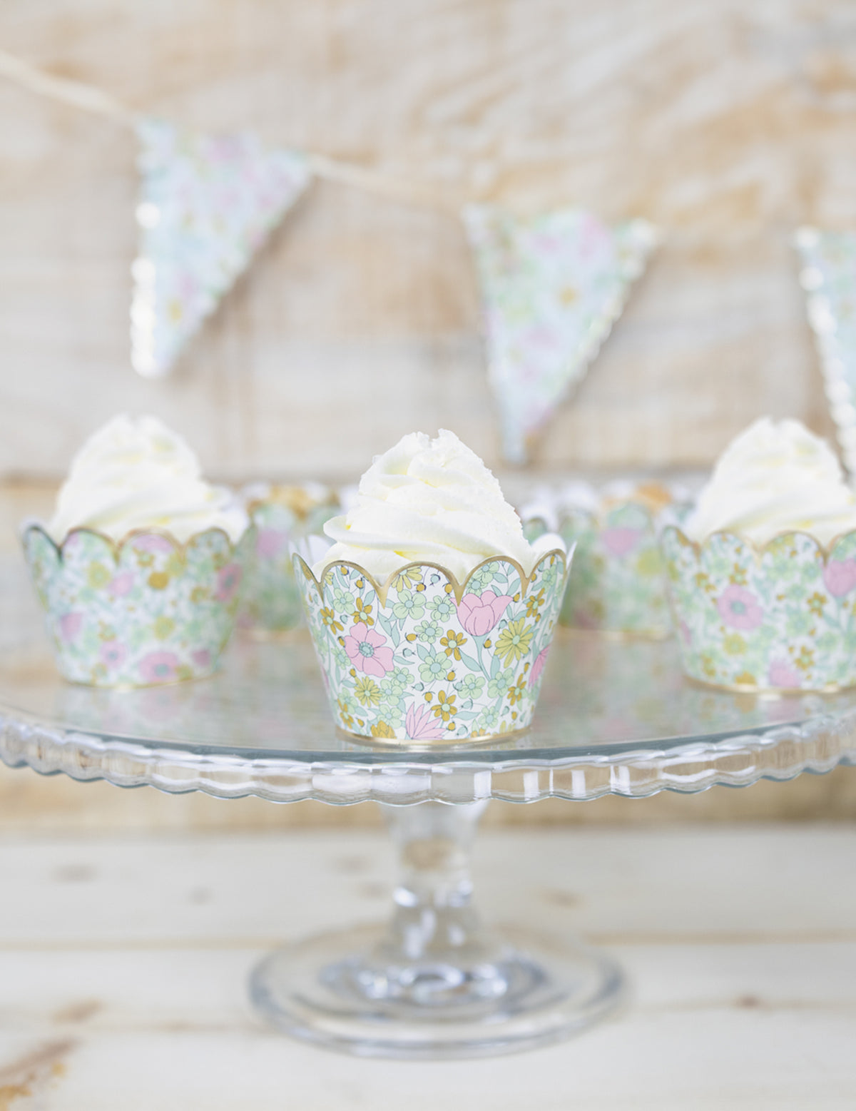 Mise en scène sur présentoir à gâteau des habillages moules à cupcake shabby à fleurs liberty