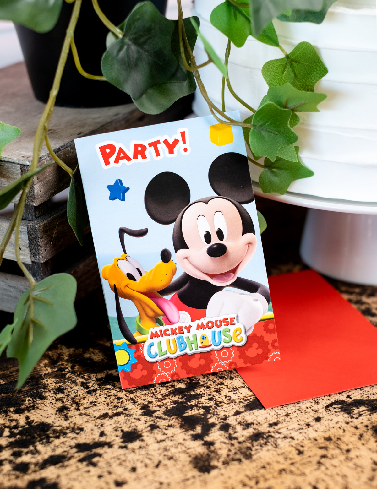 Mise en situation de la face avant des invitations carton Mickey Mouse