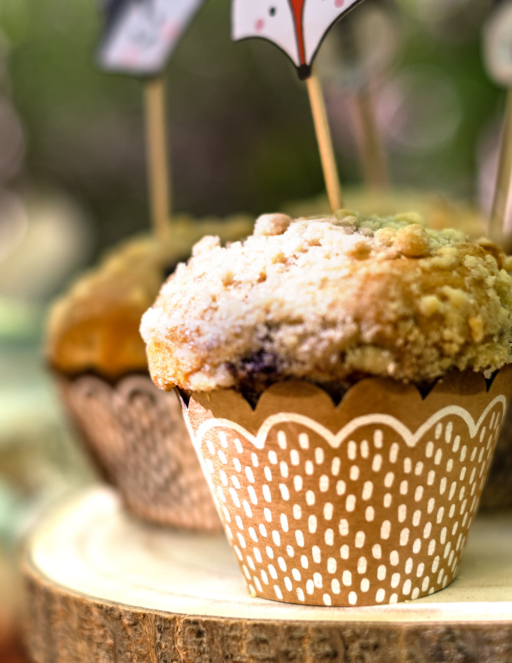 Gros plan sur le motif kraft des moules à cupcake et pics en bois animaux de la forêt