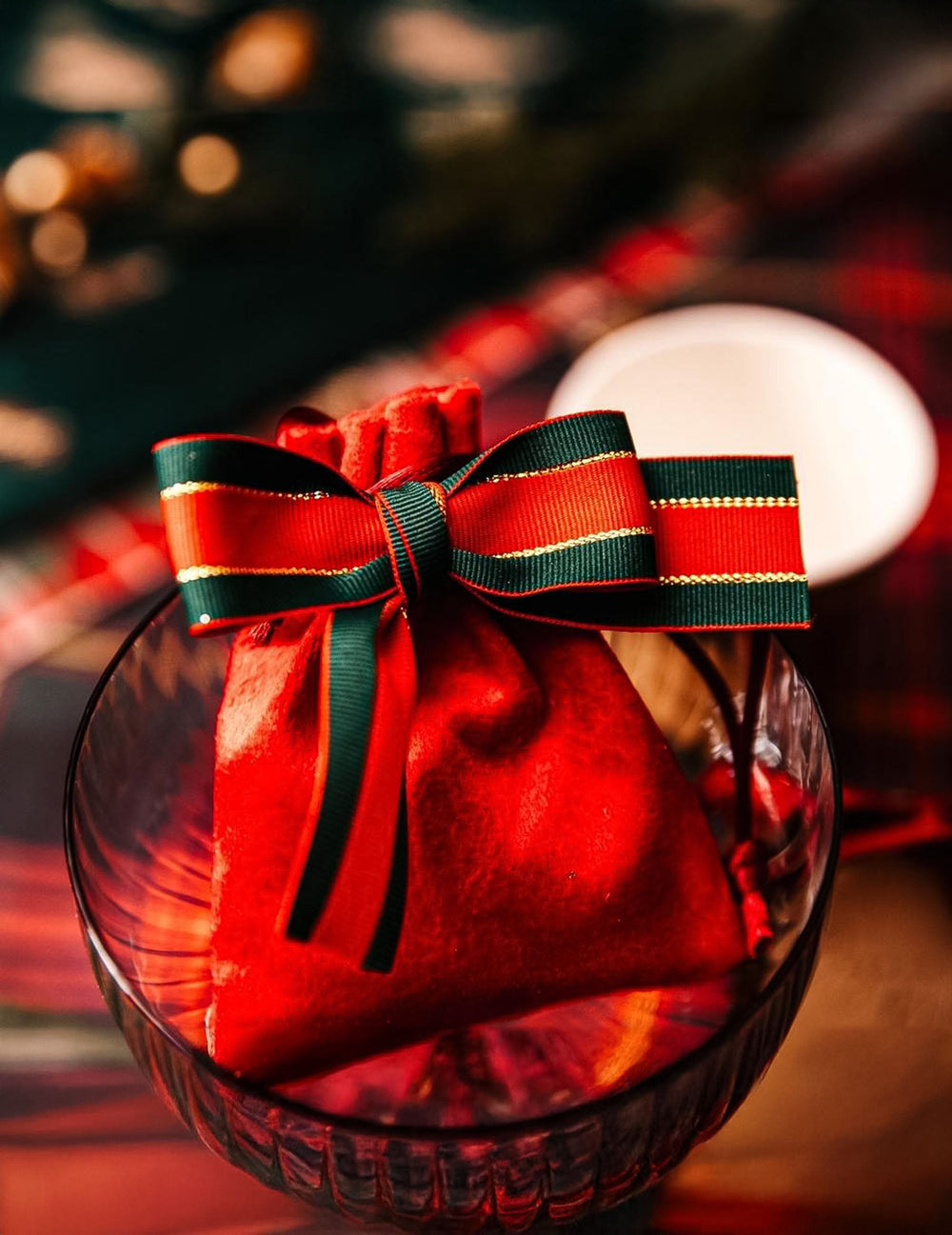 Gros plan du nœud de Noël pour table rouge vert et or