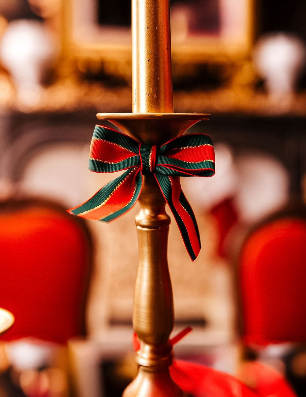 Mise en situation sur un bougeoir du nœud de Noël pour table rouge vert et or